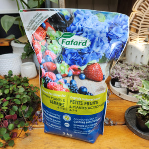Open image in slideshow, Natural fertilizer for small fruits and acid loving plants
