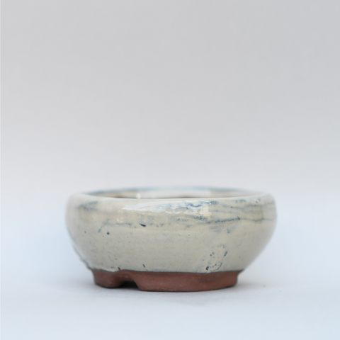 Cream rounded pot with blue reflection