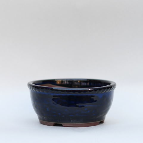 Shiny dark blue pot with braided edge