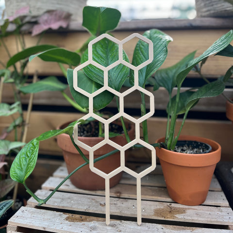 Wide honeycomb stake 