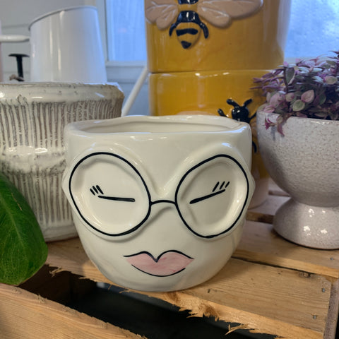 Mrs. Lunette white plant pot 